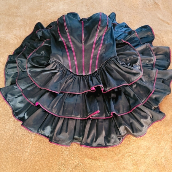 Betsey Johnson Black Tag 3-Tiered Ruffled Corset Dress with Zipper Accents SZ 8